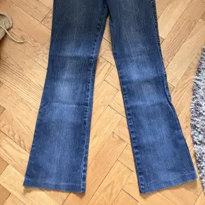 Supersnygga y2k jeans som är för små för mig. Lite söndriga på ett ställe men det syns ej när man har på sig dem (be om bild).  Utsmyckade runt midjan <3