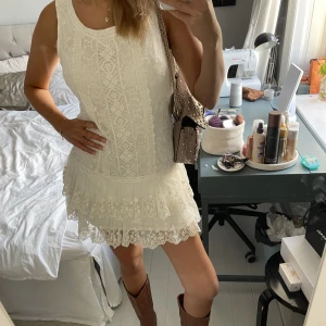 Sommar klänning  - Säljer denna super söta sommarklänning man kan ha på så många tillfällen! Aldrig använd🌸