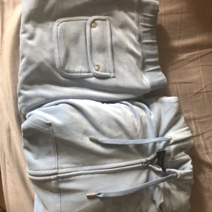 Juicy set - Säljer mitt Della Robia juicy set, båda delarna är Xl och fint skick