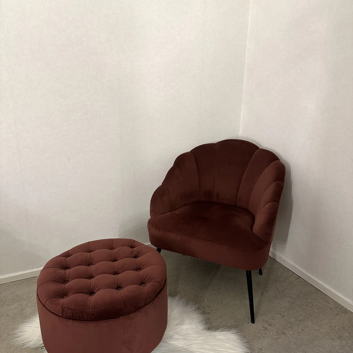 Fåtölj med tillhörande sittpuff