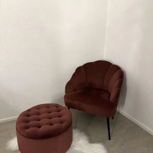 Fåtölj med tillhörande sittpuff  - - nästan oanvända då de bara har stått för prydnad  -puff med förvaring - materialet är sammet - fåtöljens höjd: 75cm///bredd:70cm - sittpuffens höjd: 40cm///bredd: 50cm