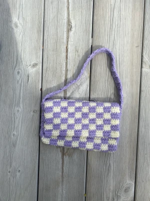 Schackrutig väska - Supersnygg handvirkad väska🤍 18x 12 med ett handtag på 40cm
