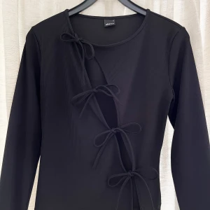 Topp med knytning - Långärmad topp med knytning i fram, strl M💙