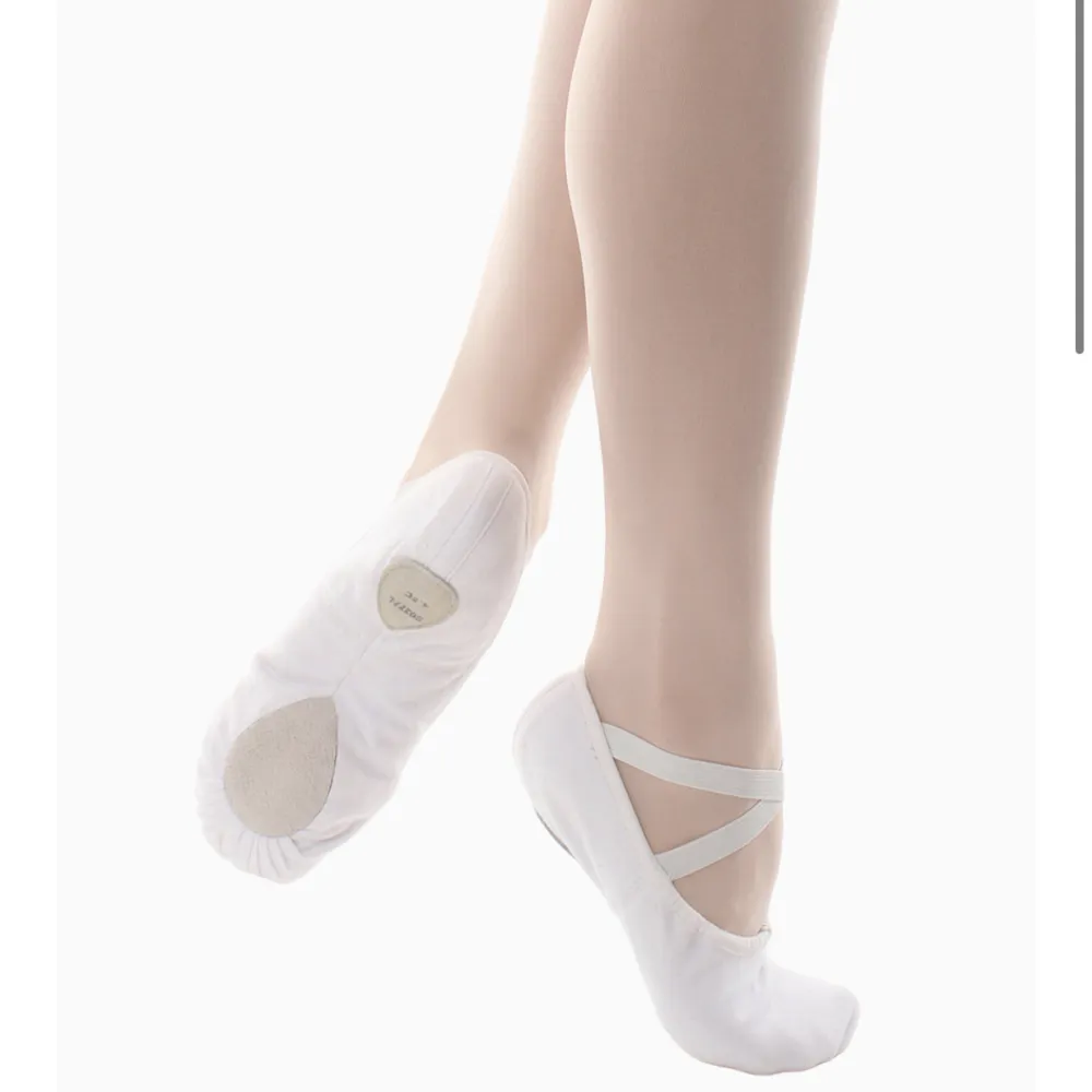 helt nya vita balettskor köpta på dansbutiken, säljer pga råkade beställa fel strl så dem är endast testade och ej sydda eller något. storlek: 6 (dvs 39-39,5) bredd: B (smal till normal) 150kr + frakt. Skor.