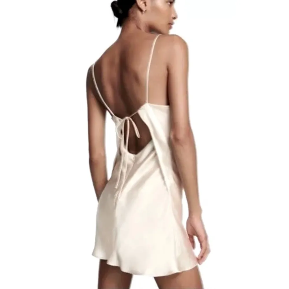 En miniklänning i silke med öppen rygg från zara, färgen pearl white 🤍. Klänningar.