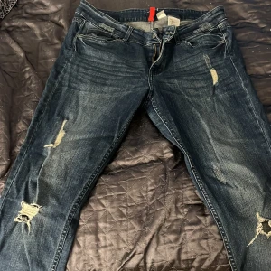 Lågmidjade jeans - Ett par mörkblå jeans som är jätte lite stretch. Dom är använda fåtals gånger men är i ett väldigt bra skick och har inga skador. 