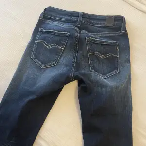 Mörkblå Replay jeans i storlek 23 i väldigt fint skick, använda fåtal gånger och tvättade en gång  Nypris 1599kr