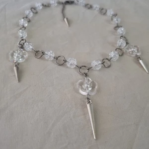 Pärlhalsband med nitar  - Helt i rostfritt stål förutom pärlor och nitar! Nitar är i zink så kommer inte tappa färg. Mitt mål är att mina halsband ska hålla i flera år så jag satsar på att göra allt i rostfritt/kirurgiskt stål. 