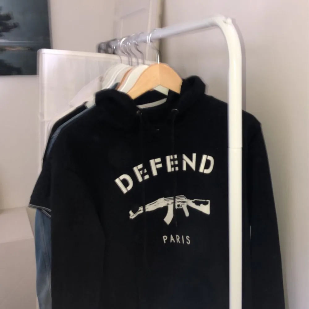 Ett märke som var väldigt populärt några år sen, den har blivit för liten för mig☺️. Hoodies.