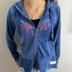 Odd Molly tröja - Söt odd Molly tröja med dragkedja och huva i marinblå. Det står med rosa text odd Molly på framsidan. Den är i storlek 1 vilket motsvarar S men funkar som XS också. Klicka inte på köp nu utan kontakta mig istället. 