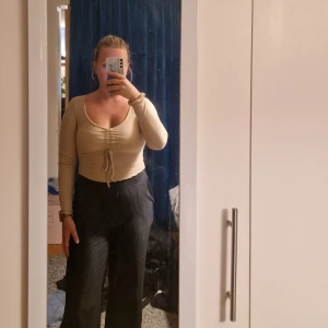 Topp från NA-KD - En topp från NA-KD köpt förra året. Den är normal i storleken (S)