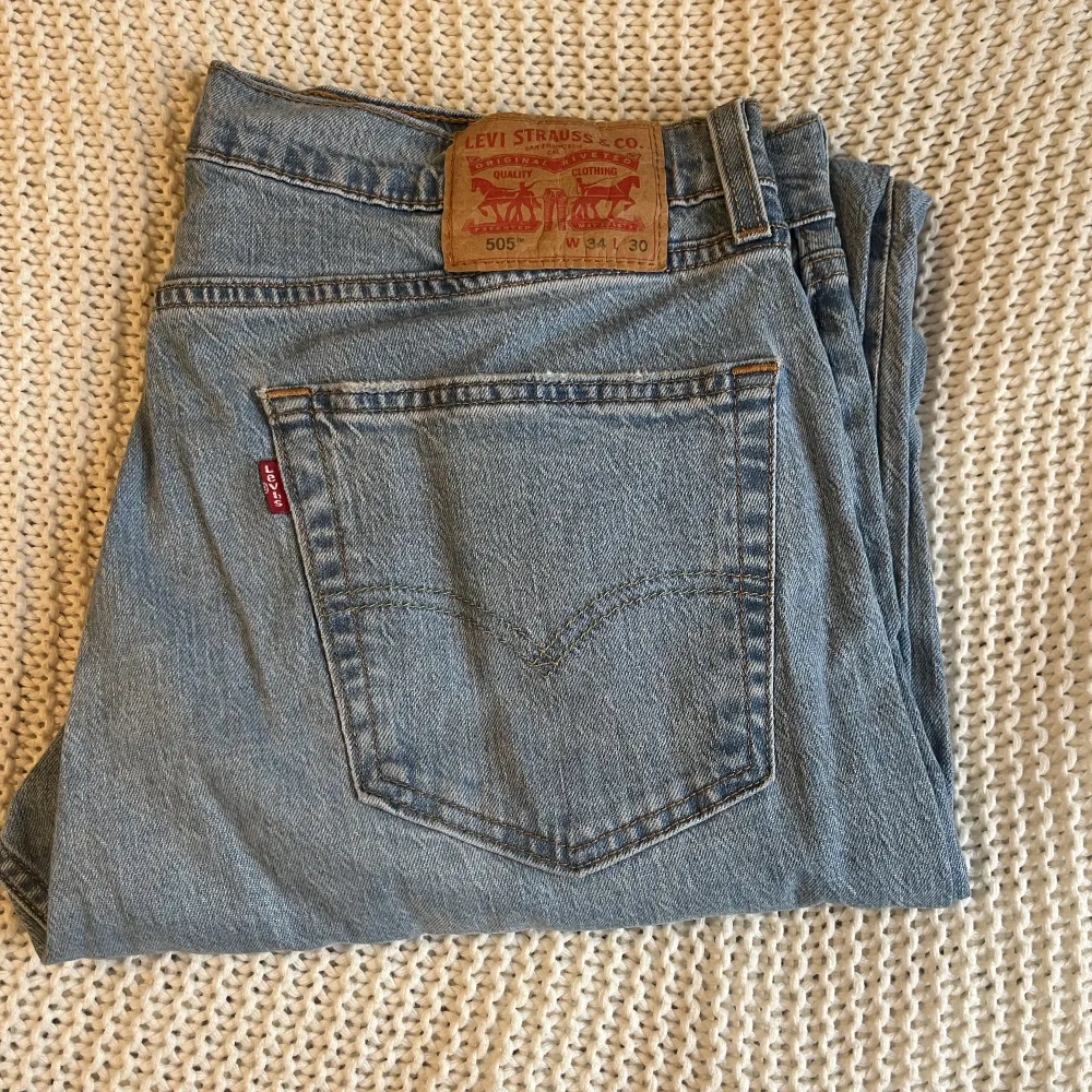 Snygga levi’s 505 jeans, i inprincip ny skick. . Jeans & Byxor.