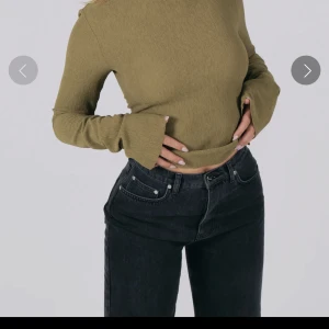 A-DSGN svarta jeans - Svarta/mörkgrå jeans från A-dsgn i storlek M. Väldigt långa byxor. Jag är 175 cm och behöver vika upp. Samma storlek som Alice har.   Öppen för att diskutera pris och köparen står för frakt.