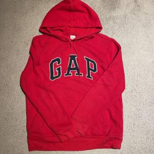 En superfin röd hoodie från gap. Är använd några gånger men i bra skick!❤️