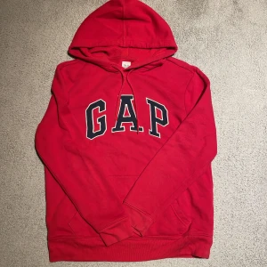 Hoodie - En superfin röd hoodie från gap. Är använd några gånger men i bra skick!❤️