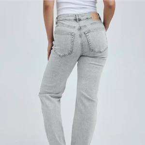Gråa Jeans  - Detta är ett par gråa jeans från bikbok som jag inte använder längre pågrund av att de har blivit för små. Jag köpte de för 599 kr men nu säljer jag de endast för 150 kr!💛💛