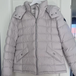 Vit jacka GANT - Säljer min vita vinterjacka från Gant. Knappt använd, i bra skick!