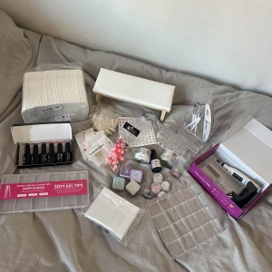 Nagel grejer 💅🏼💕 - Säljer massvis nagel grejer till ett bra pris med ett högt värde, nästan allt är helt nytt. De som med följer är bl.a tippar, 2 st builder gel från nagelgiganten, 10 färger, chrome pulver, penslar, olika smycken och stenar, förvaringslådor, filar etc
