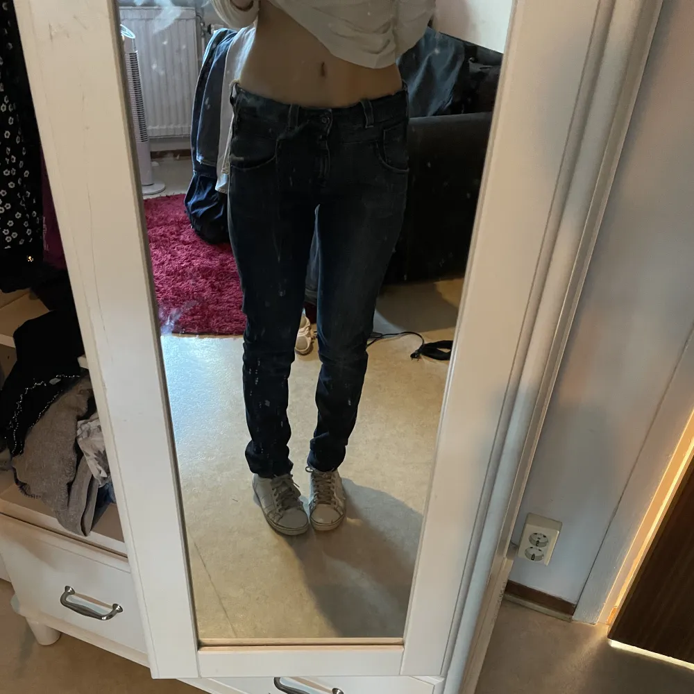 Straight jeans från lee⭐️ de är lite långa på mig som är 165.. Jeans & Byxor.