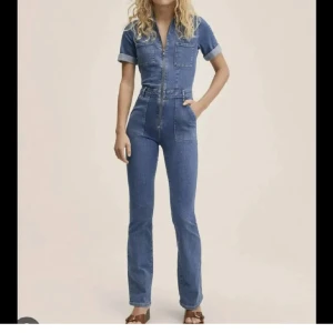 Mango - Denna snygga jeansdress från mango, sitter skit snyggt å är sjukt snygg men kommer tyvärr inte till användning.