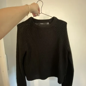 Veromoda tröjan  - Säljer denna stickade tröjan från veromoda i svart också, perfekt höst tröja💜 även en slits på sidan av tröjan! TRYCK EJ KÖP NU