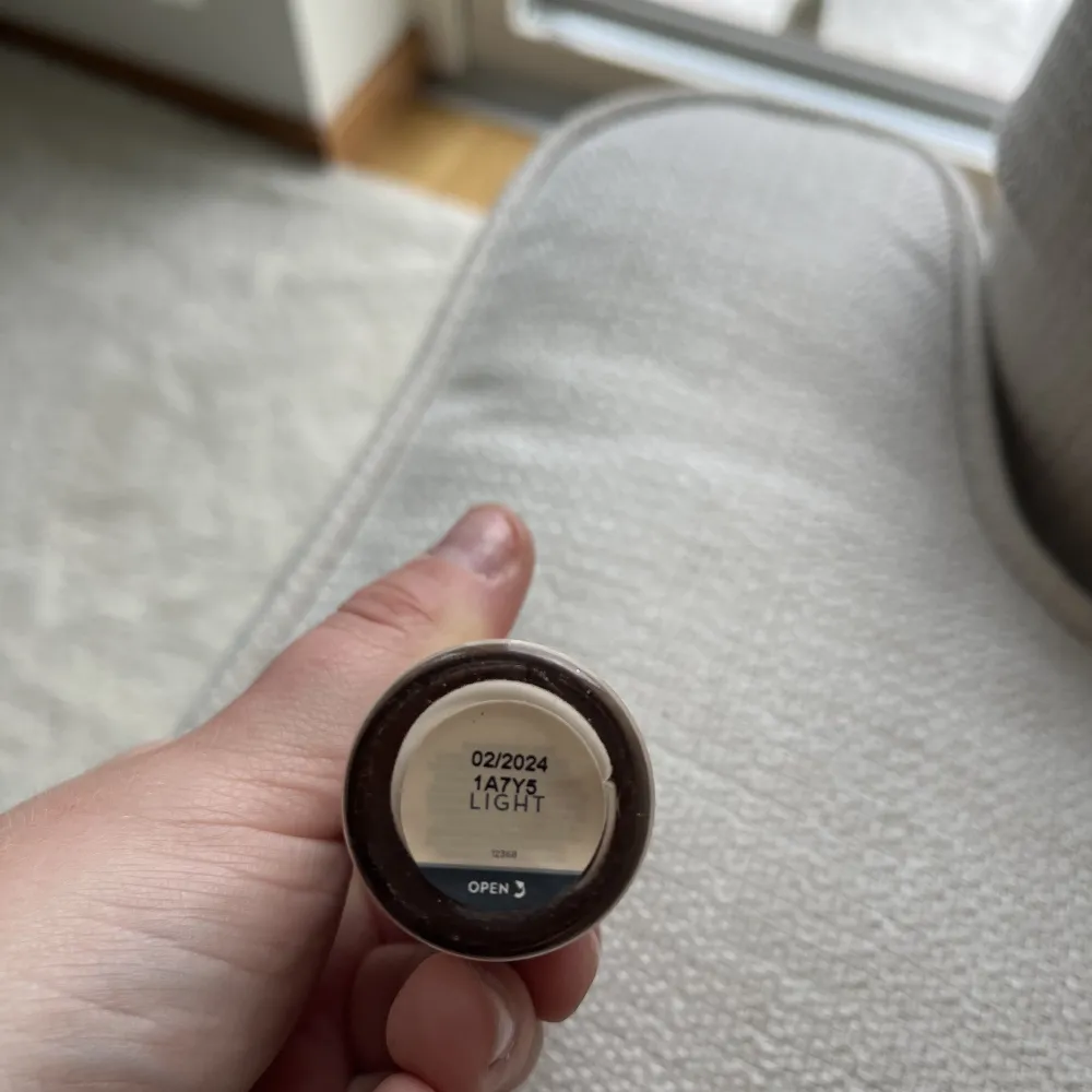 Foundation ”Natural Glow” från Lumene, i färgen Light. Aldrig använd, oöppnad. Säljer på grund av fel färg💖. Stickat.