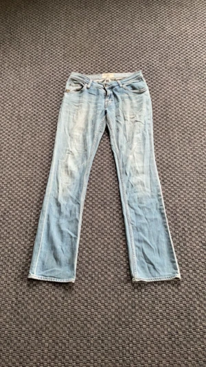 Lågmidjade boutcut jeans  - Intresse koll på mina utsvängda Lågmidjade jeans. Skriv för fler bilder 