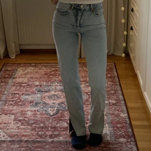 BIKBOK JEANS - Fina men för tajta på mej🥰 Innerbenslängd 84cm, sj är 178cm tror jag💕60kr 