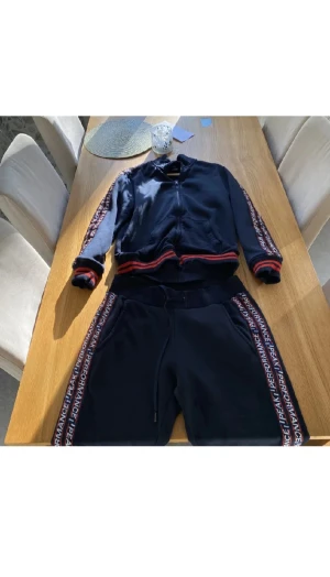 Peak Performance Dress - Tröja size M, byxorna size L