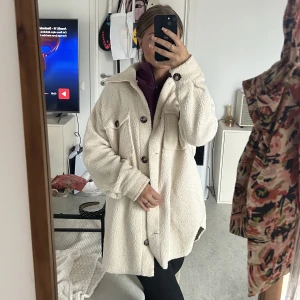 Teddy Jacka - Säljer denna jätte mysiga höst jacka som tyvärr inte kommer till användning för mig.. använd ett fåtal gånger. 