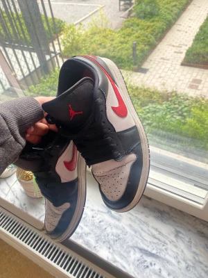 Jordan 1 low storlek 38 - Säljer äkta jordans då dom inte kommer till användning längre