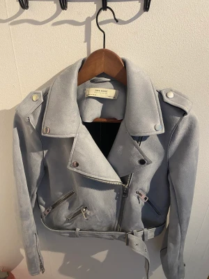 Jacka - 🫶Fin jacka från Zara 🫶Kan mötas i Stockholm 🫶Köparen står för frakten 🫶Skriv om ni har frågor!