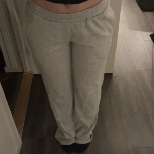 Gråa mjukisbyxor - Hejsan! Säljer dessa gråa mjukisbyxor som är HELT nya! Storlek M! Säljer då jag köpte fel storlek, men de passar S skulle jag säga. Jag är 161 cm lång om det är till hjälp :) köpte de för 399, aldrig använda.