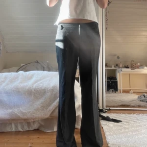 Lågmidjade kostymbyxor - Storlek S/M Innebenslängden: 83 cm Midja: 80