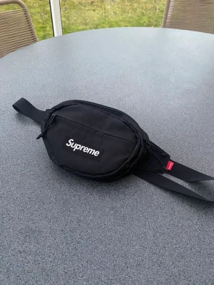 Supreme wrist bag - Skick : 10/10 Pris : 500  Strl : one size 