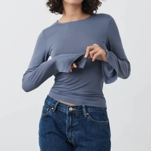 Tröja - Säljer denna tröja ifrån Gina Tricot, använd en gång. Säljs pågrund av att jag inte gillade armarna. Skriv för egna bilder men den är i nyskick. 