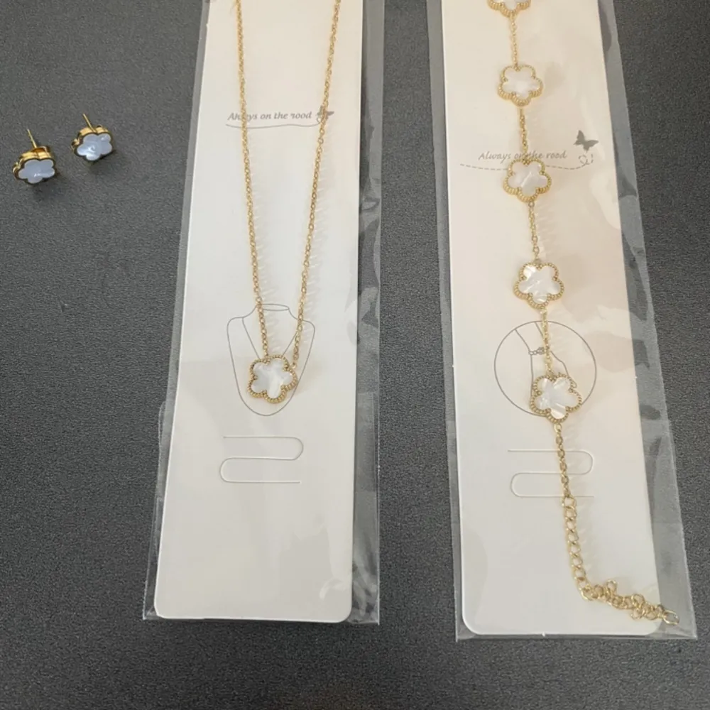 18k guldpläterade halsband och armband och örhängen. Halsband längd 50  blomma bred är 11 mm . Armband längd är 21 cm .. Accessoarer.