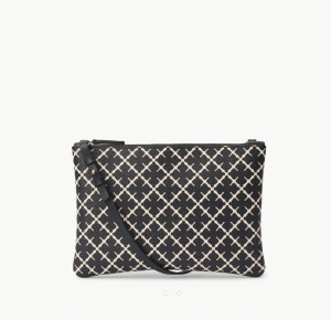 Malene Birger väska  - Säljer min Malene Birger väska, köpt för bara 3 veckor sedan så knappt använd. Säljer pågrund av att den inte kommer till användning. Superfin väska som passar till allt💞 köpt för 900kr, säljer för 700kr