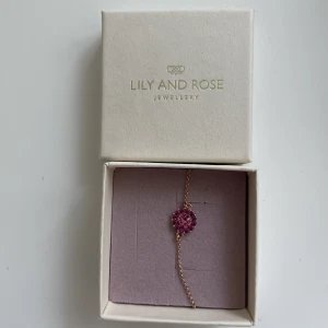 Lily and rose armband  - Knappt använt som ny. Rosé färgad