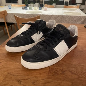 Valentino flycrews - Ett par flycrews som är ganska använt skick 7/10. Marinblåa.