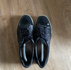 Lanivns - Gråa lanvins med glansig top. Storlek 43,5. Jag säljer dem eftersom dem är för små för mig och är inte riktigt min smak i skor