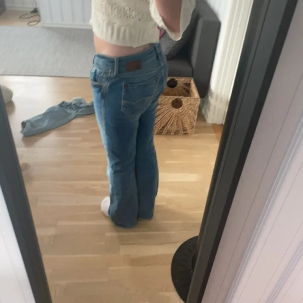 Säljer dessa as snygga Mavi jeansen för att dom är lite stora på mig, dom är storlek 32/27 och sitter bra i längden på mig som är ungefär 160💕 kom privat för mer frågor. Priset är inte fast.💕. Jeans & Byxor.