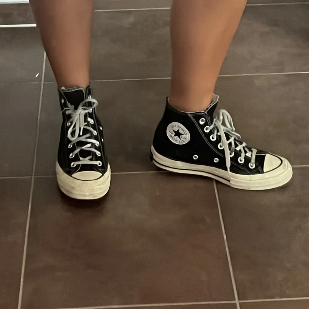 Snygga converse i storlek 38!❤️‍🔥 Säljer då de är för stora för mig. Skorna är välanvända!! Priset kan diskuteras. Nypris 1100 kr.. Skor.