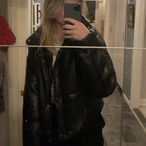 Vinterjacka NA-KD - As snygg och varm jacka från nakd. Funkar som höst och vinterjacka. I skinn-material. Storlek 36, passar xs-m. Brukar ha xs i jackor. Inga defekter, säljs eftersom den inte kommer till användning. Nypris är 900-1600 beroende på hemsida.