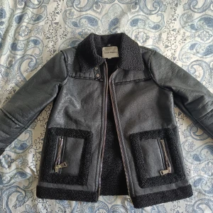 Jacka - Carin Wester  - Höst jacka från Carin Wester. Knappt använd, är i väldigt bra skick. Väldigt varm. Kan även hämtas i Enskede. Kan också mötas på Fasta linjen.