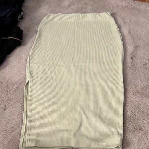 Kjol/tröja - Ett jättefint sätt från shein. Använt ett par gånger eftersom att det inte riktigt är min stil. Inga synliga defekter.