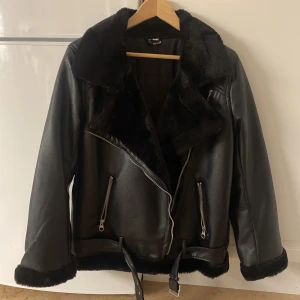 Jacka med fuskpäls - Jag säljer denna as snygga skinnjacka med fuskpäls som tyvärr inte kommer till användning. Använd max 3 gånger, inga defekter och fortfarande i nyskick. Skriv för mer info💕Kan sänka priset lite vid snabb affär💕