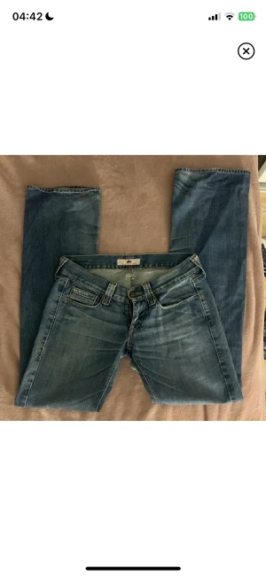 As snygga lågmidjade jeans - Säljer de här as coola lågmidjade jeansen. Kedjan är tyvärr sönder, skriv privat för bild. Midjemåttet runt är 84 cm och innerbenslängden är 87 cm, jag är 172 och de sitter som tredje bilden på mig.tryck ej köp nu!!