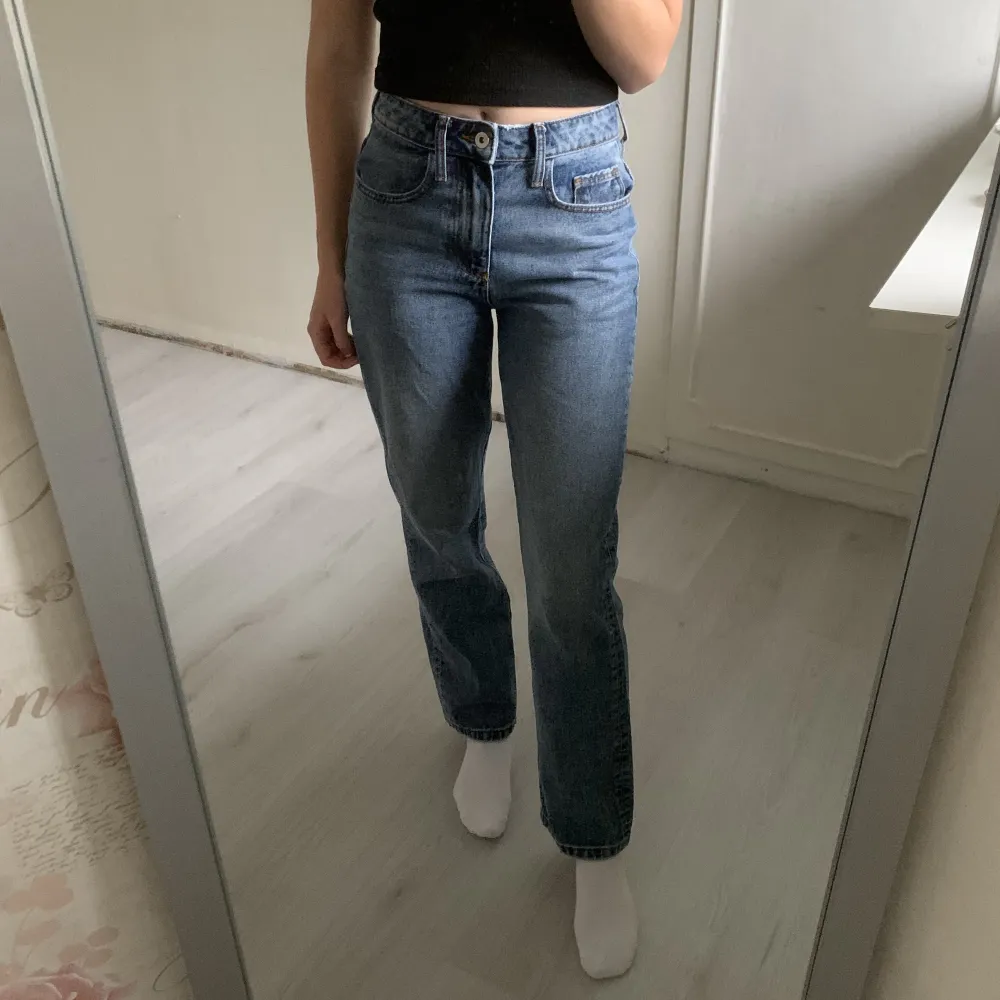 Mörkblåa jeans från ASOS Collusion. Rak modell och mid waist. Bra skick. Nypris 349kr. Storlek W26.. Farkut & Housut.
