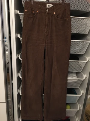 ManchesterJeans - ManchesterJeans från Lager 157 modell Boulevard i storlek S. Långa vida i benen.